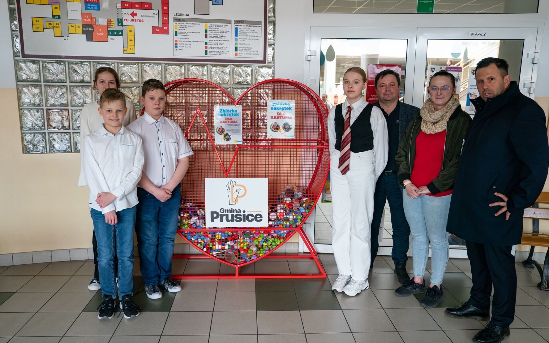 W Szkole Podstawowej w Prusicach pojawił się pojemnik do zbierania plastikowych nakrętek